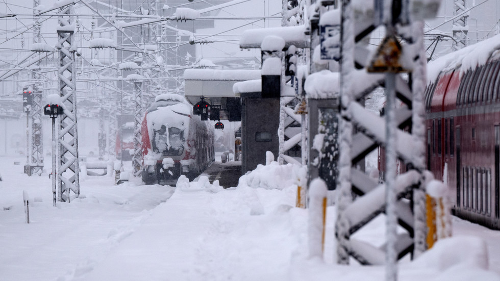 German city paralyzed by heavy snowfall (VIDEOS)