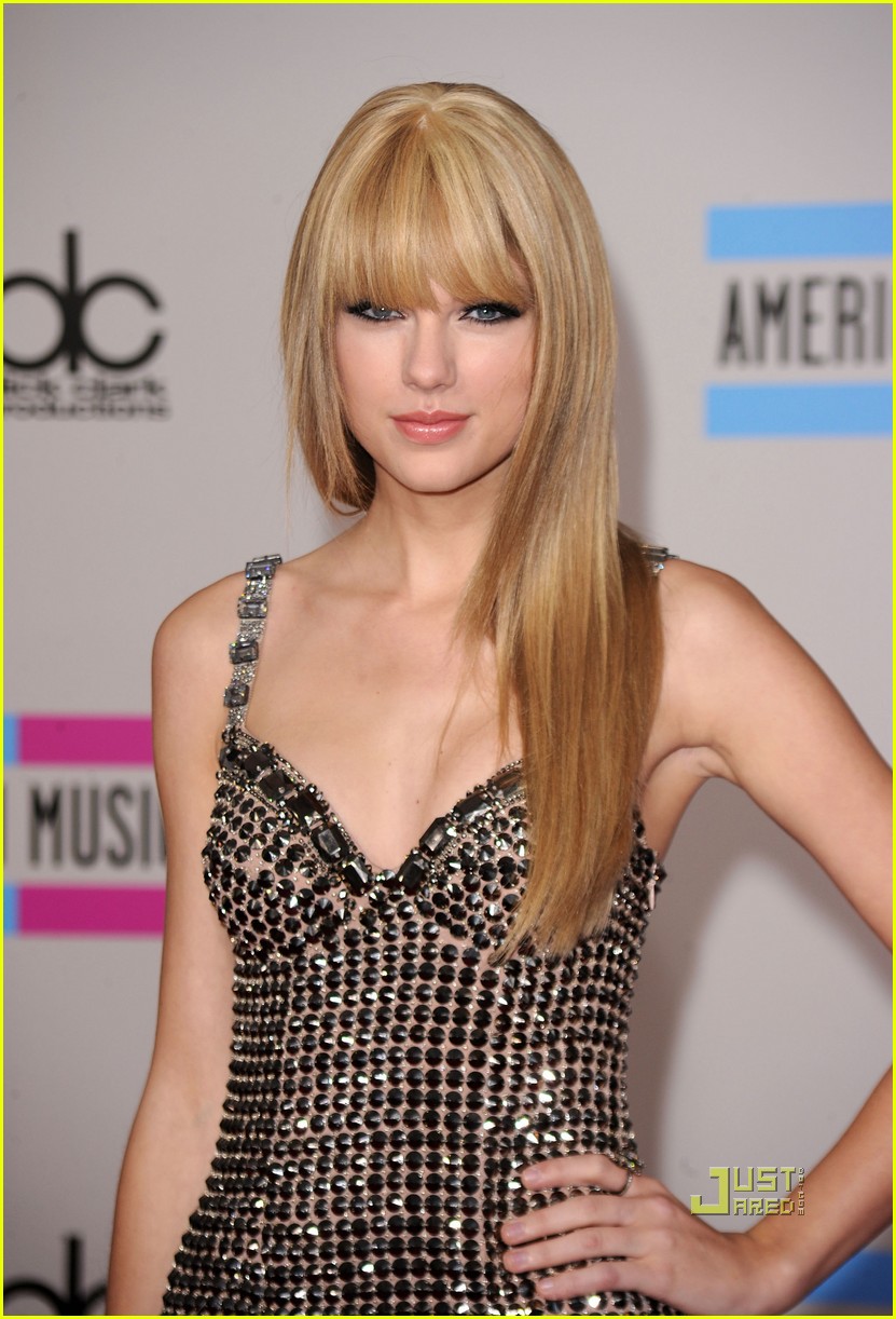 Taylor Swift debuted her new straight-haired look at the 2010 American Music Awards!