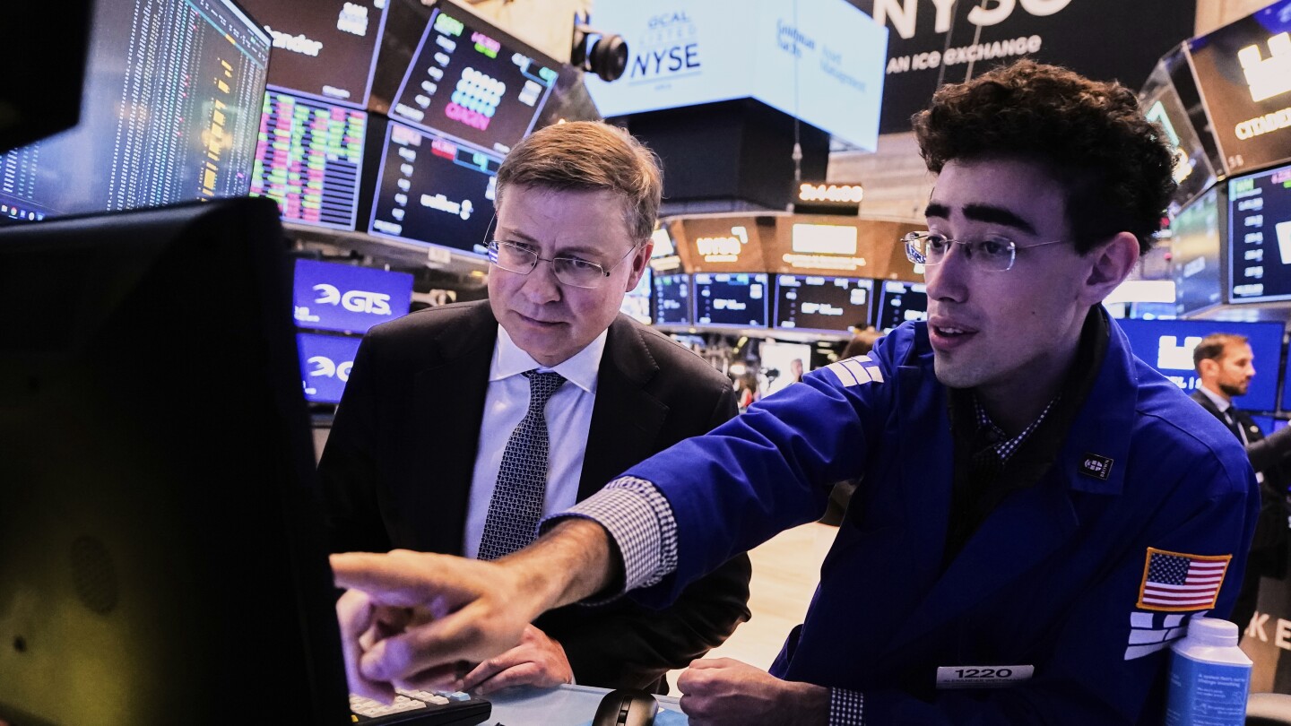US consumer confidence plunges to lowest in 5 years on tariff worries