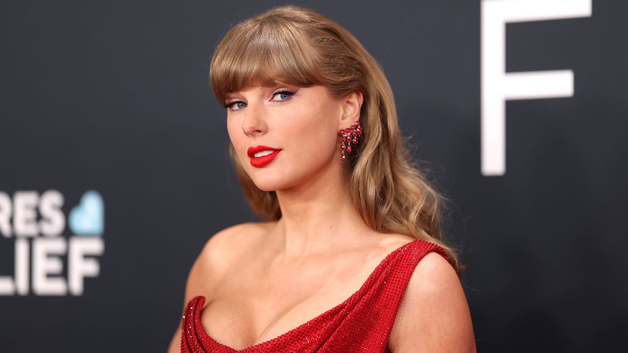 Whitney Houston's The Bodyguard Is Being Remade... Starring Taylor Swift?