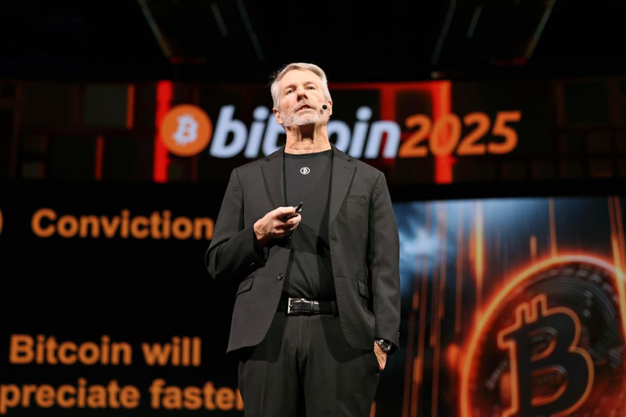 Bitcoin Battle: Saylor’s Dream Meets Chanos’ Reality
