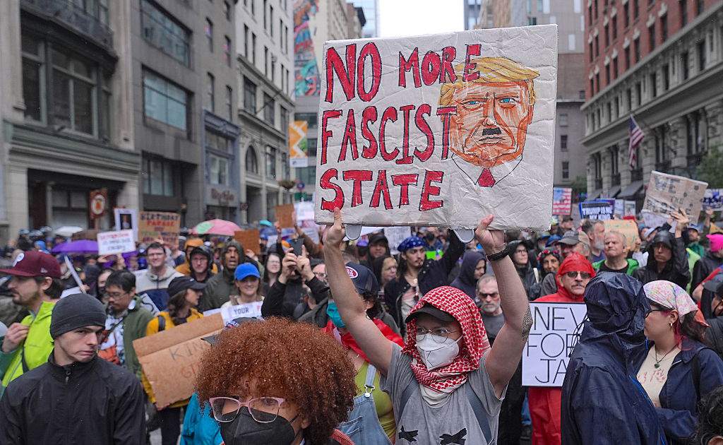 News24 | ‘No faux-king way’: US anti-Trump protesters find creative outlets at ‘No Kings’ rallies