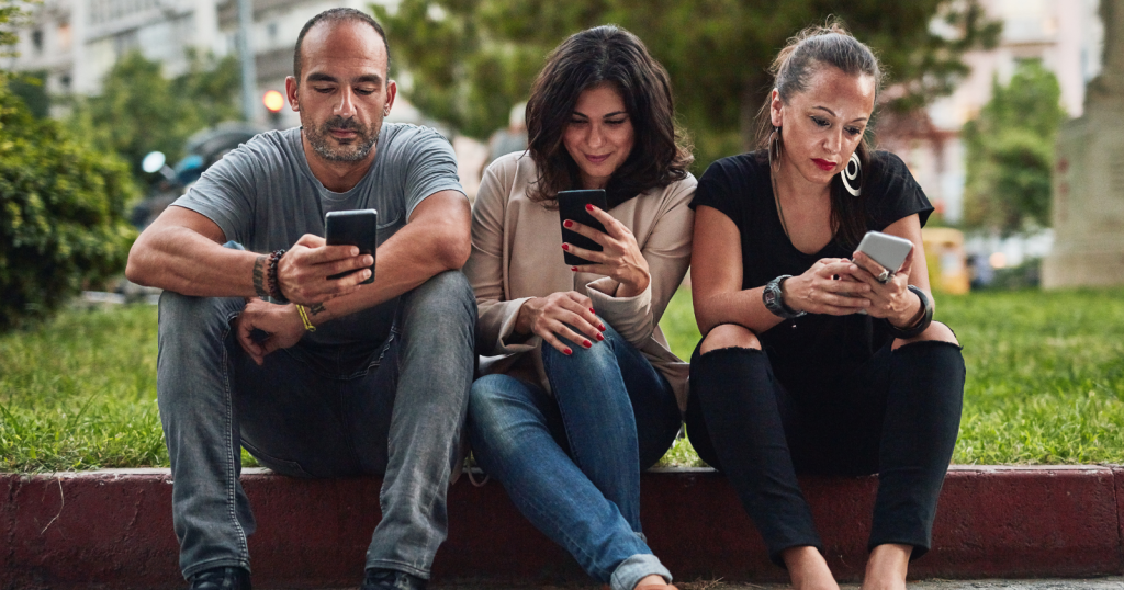 8 subtle ways people grow apart from family and friends without realizing it