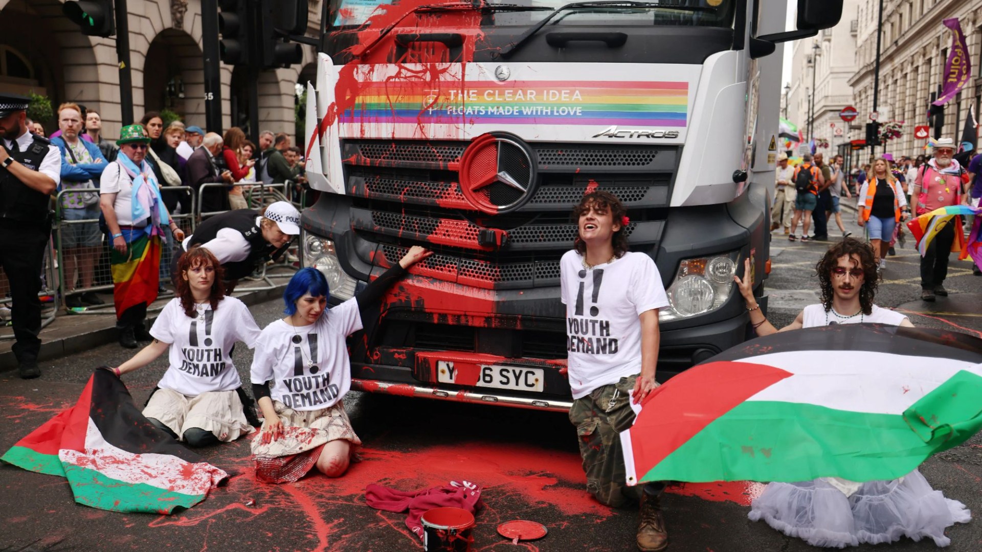 Pro-Palestine protesters halt London Pride &amp; hurl paint after terror ban