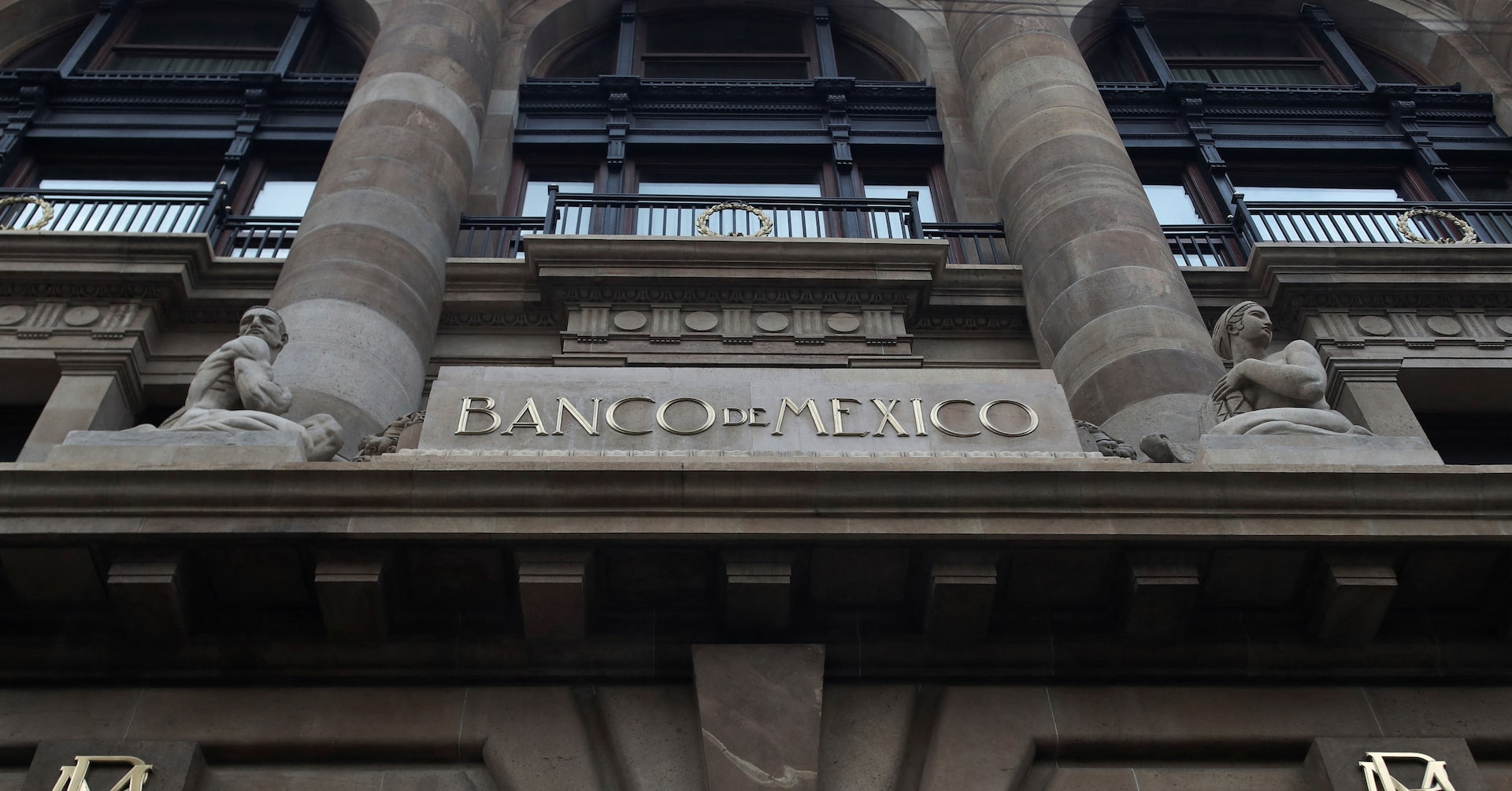 Mexico central bank board signals smaller rate cuts amid sticky inflation, weak economy