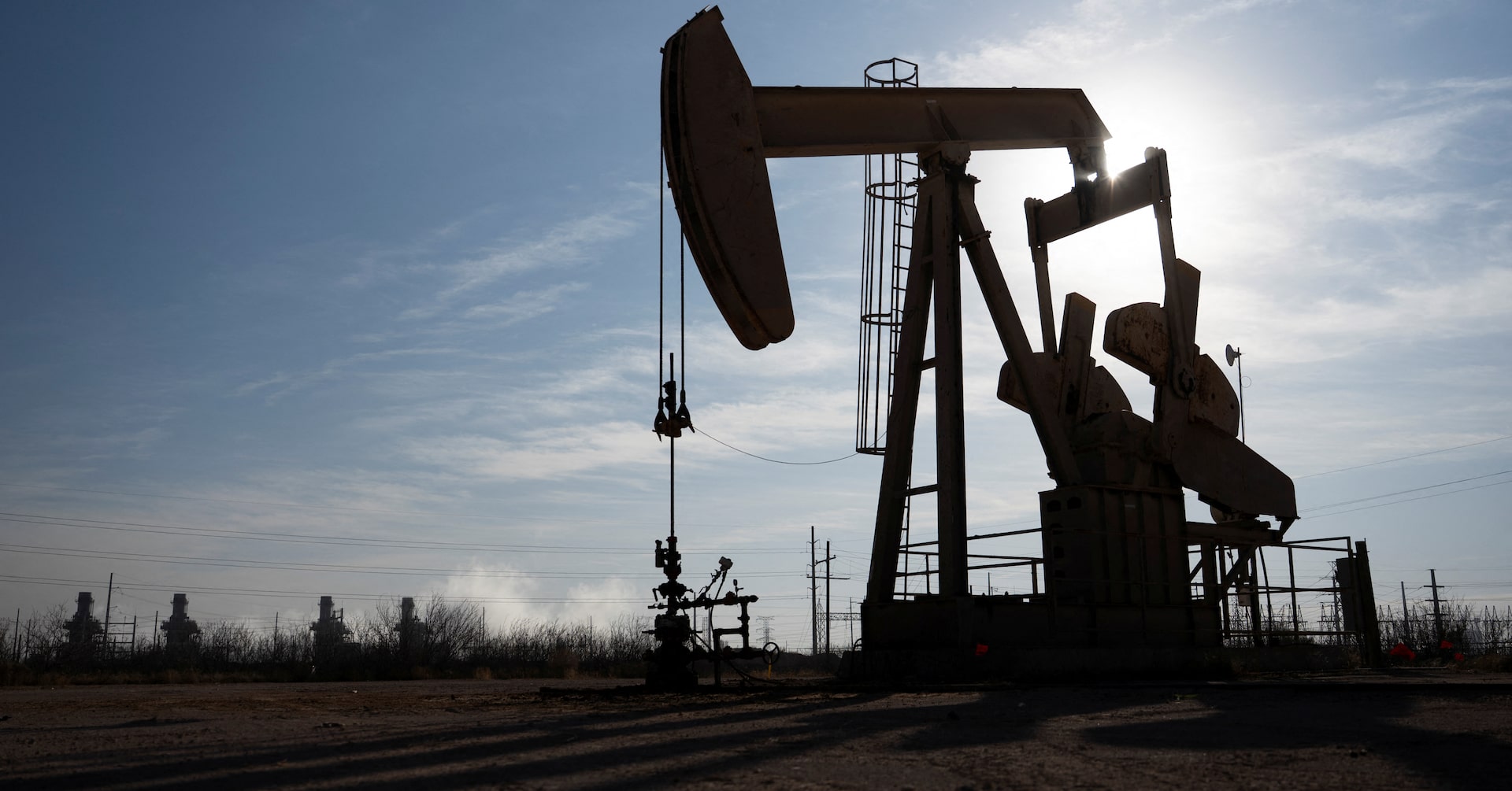 Oil eases after rising to 2-week high on Russia-Ukraine supply concerns
