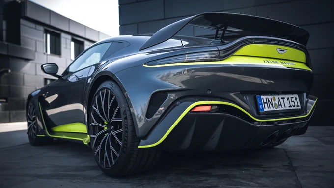 RT by @Cobratate: Aston Martin V12 Vantage