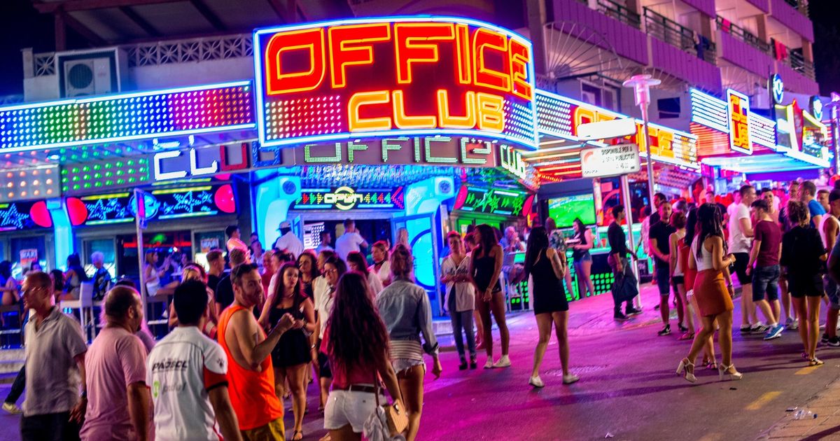 Spain alcohol laws for holidaymakers including fines for drinking in the street