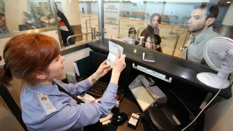 First Russian citizen prevented from leaving country after receiving digital conscription notice