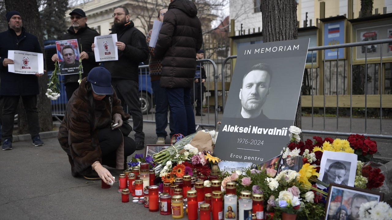Wife says testing shows Navalny was poisoned before death
