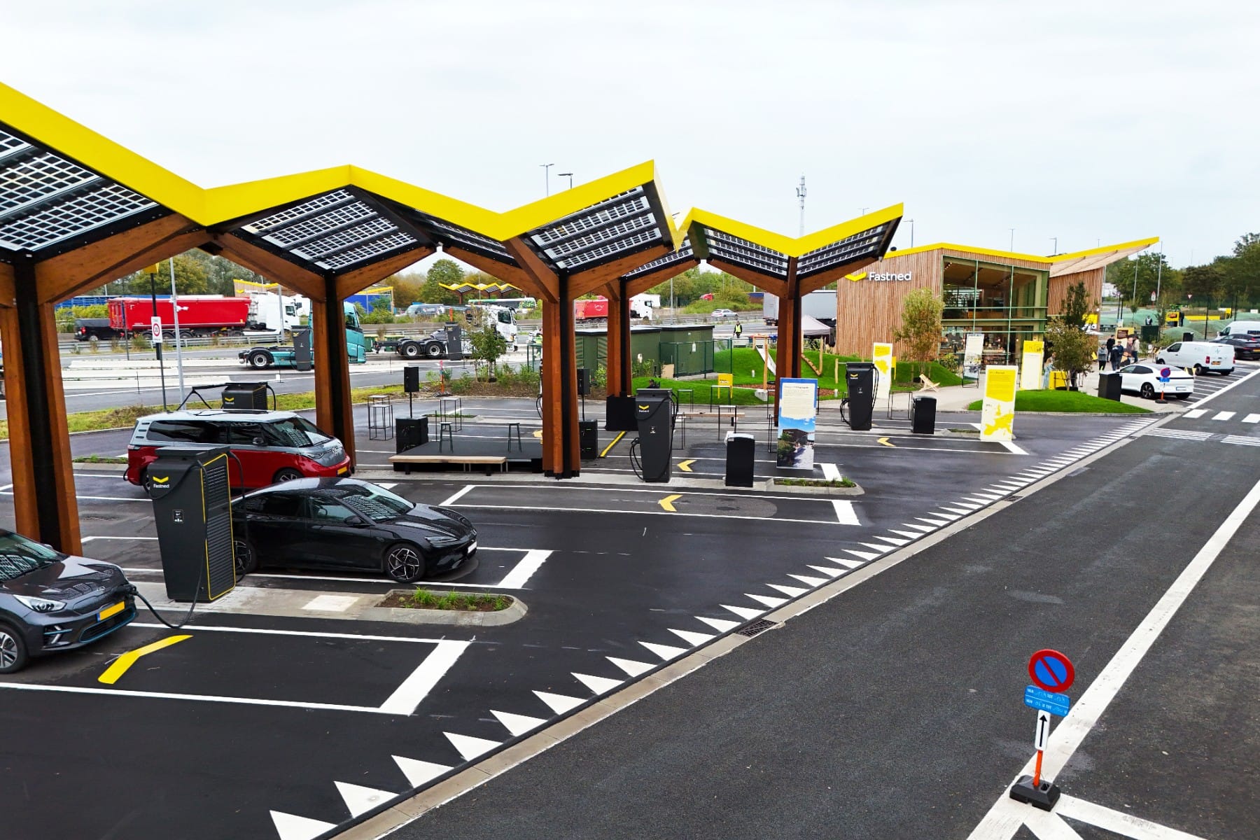 Fastned opens flagship Gentbrugge stations on Belgium’s E17