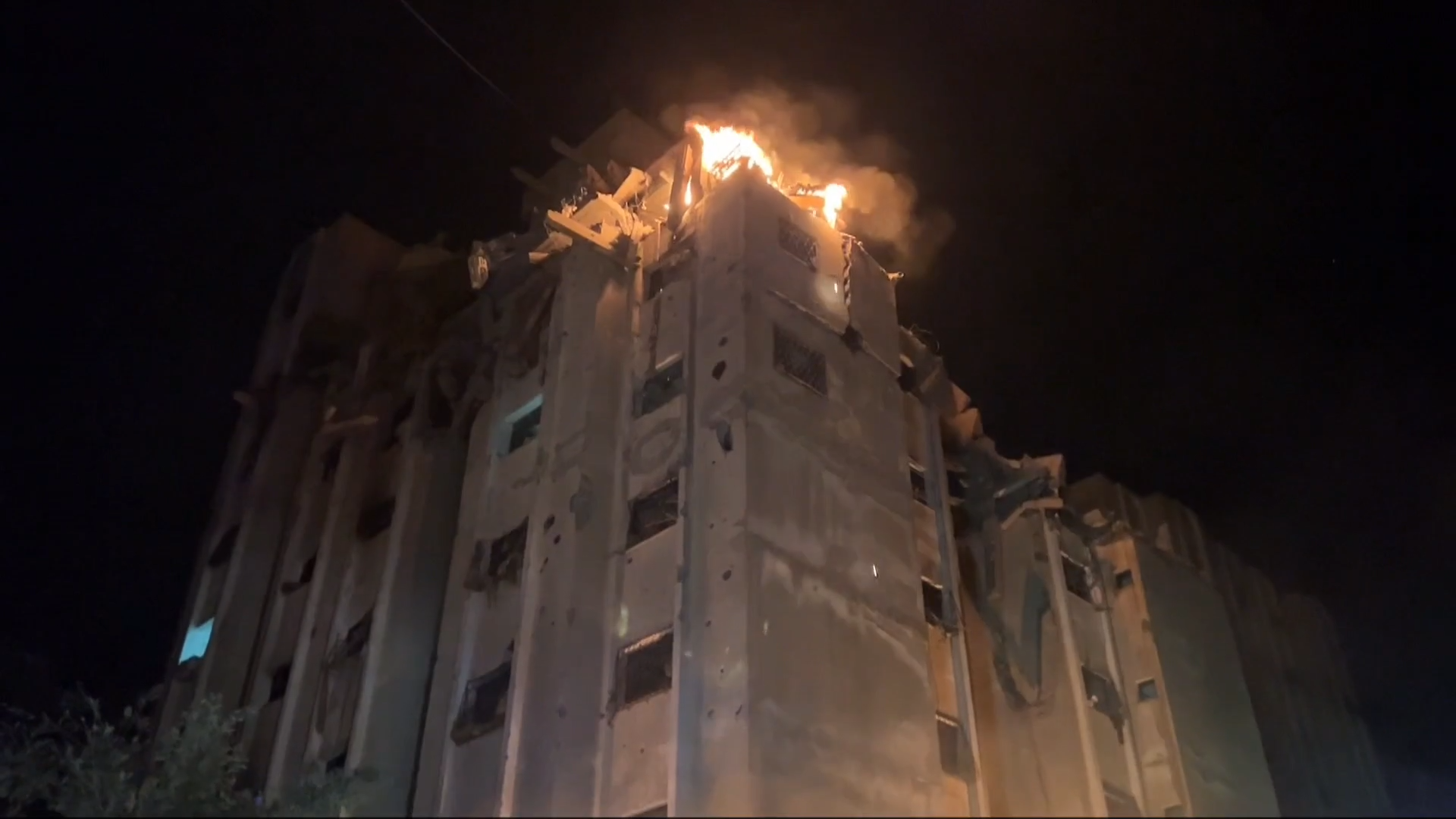 Thousands flee as Israel’s bombardments intensify on Gaza City