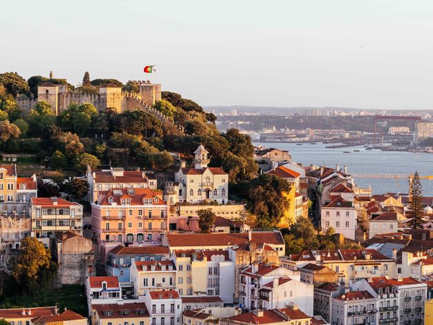 Cops investigate as Irishman (26) with head injuries found dead on Lisbon street