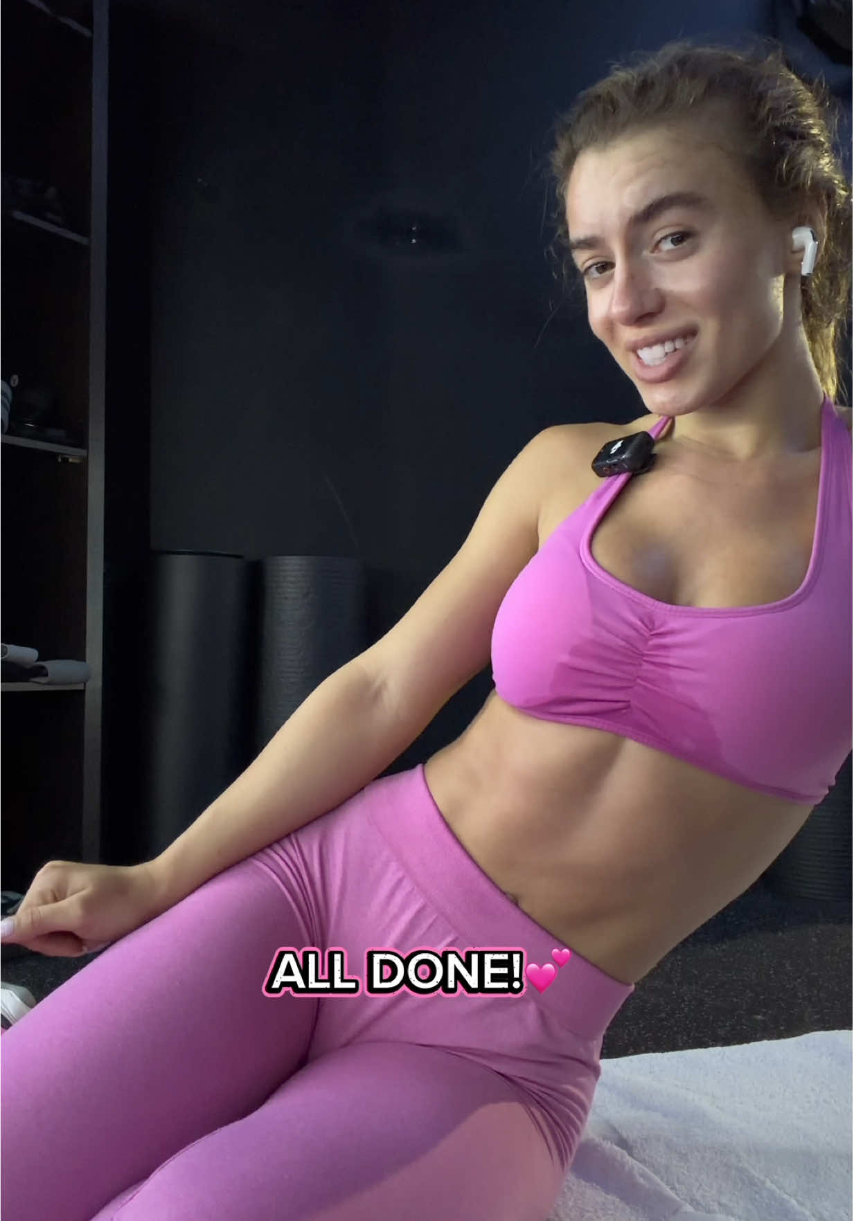 Heyyyy YALL LONG TIME NO SEE HAYYYYY It’s so funny working out at omega because I just act like a baboon and everyone in there is so serious and looking hot and I’m just an odd ball. ANYWAYS, I wanted to show you all what workouts I have been doing to build my legs and 🍑.  The workout is: STRETCH! 30 min stair master Superset squats with RDL 4x12 Superset  Glute kickbacks with lunges 4x10 each leg Cable kickbacks  4x10 I hope you enjoy these vids because I’m coming back baby!💪