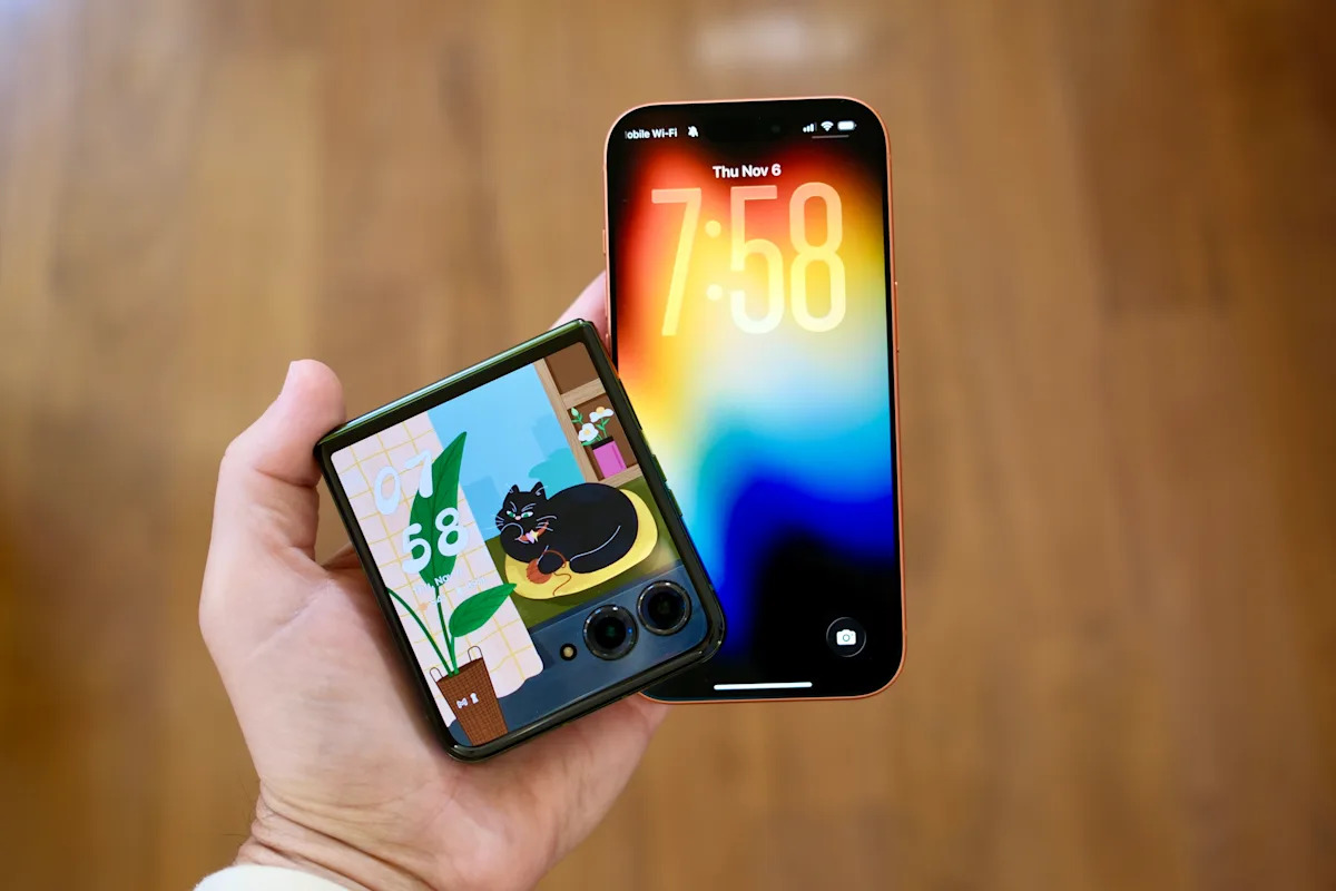 Tyler Hayes Suggests Trying a Flip-Style Foldable If You Want a Smaller Phone