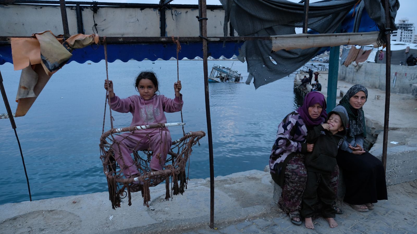 Qatari leader says the Gaza ceasefire is at a critical moment 