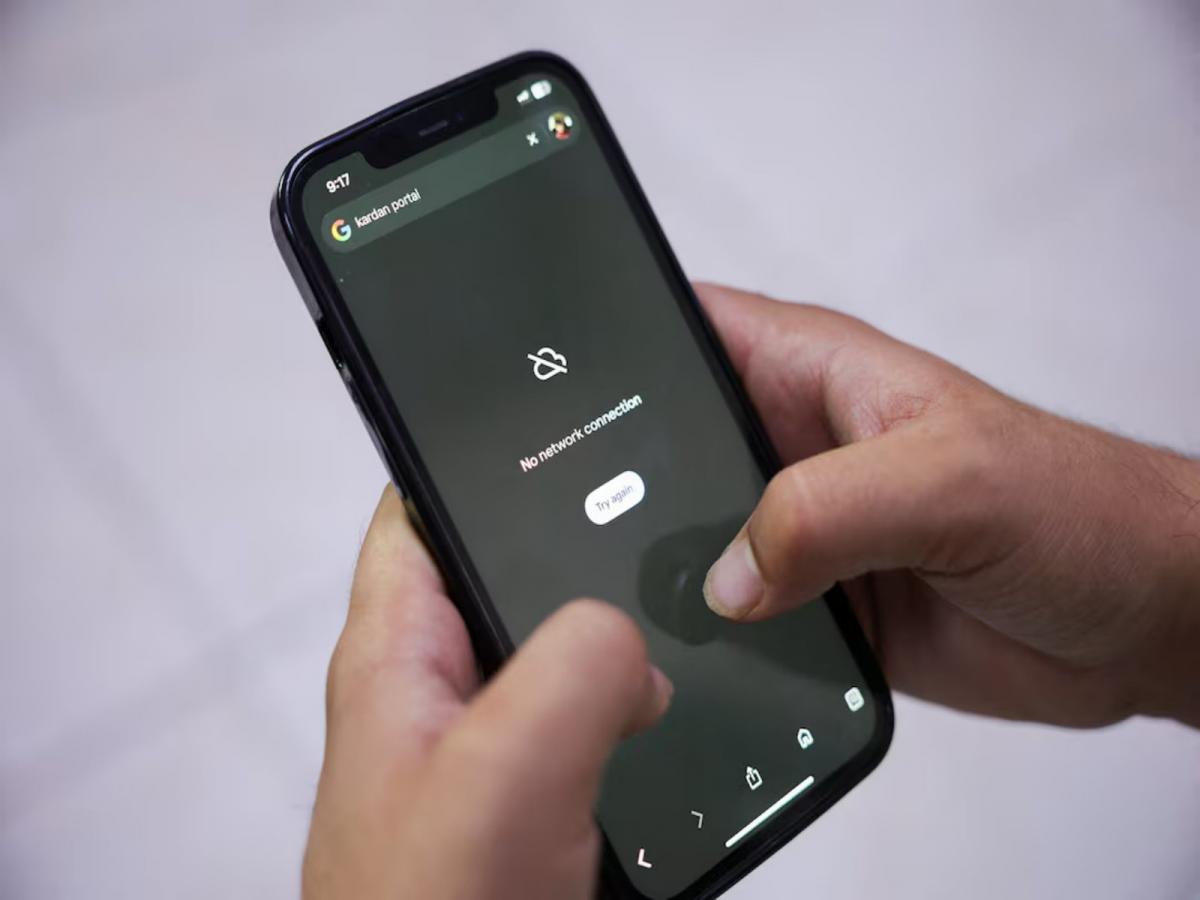 Rising smartphone use among Afghan children raises health, family concerns