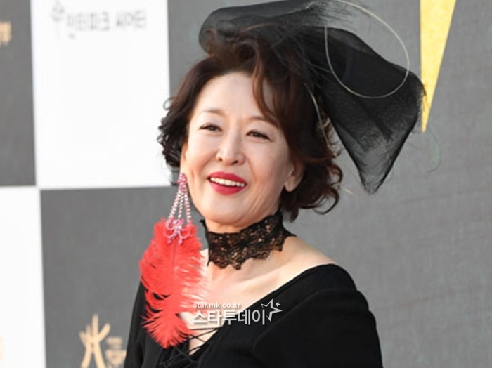 ‘Star of the Theater’ Yoon Suk-hwa Passes Away After Battling Brain Tumor at 69