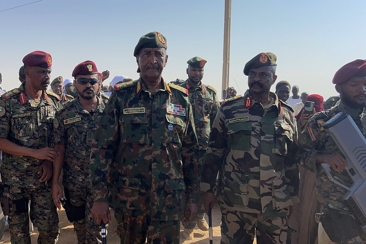 Sudan’s al-Burhan inspects ministries’ readiness after return to Khartoum