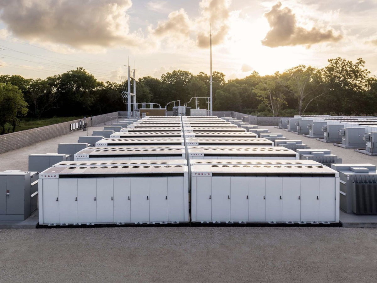 Tesla Locks In a Massive 1 GWh Megapack Project in the UK