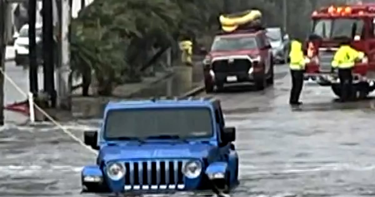 Snowstorms and floods hit the U.S. to start the new year