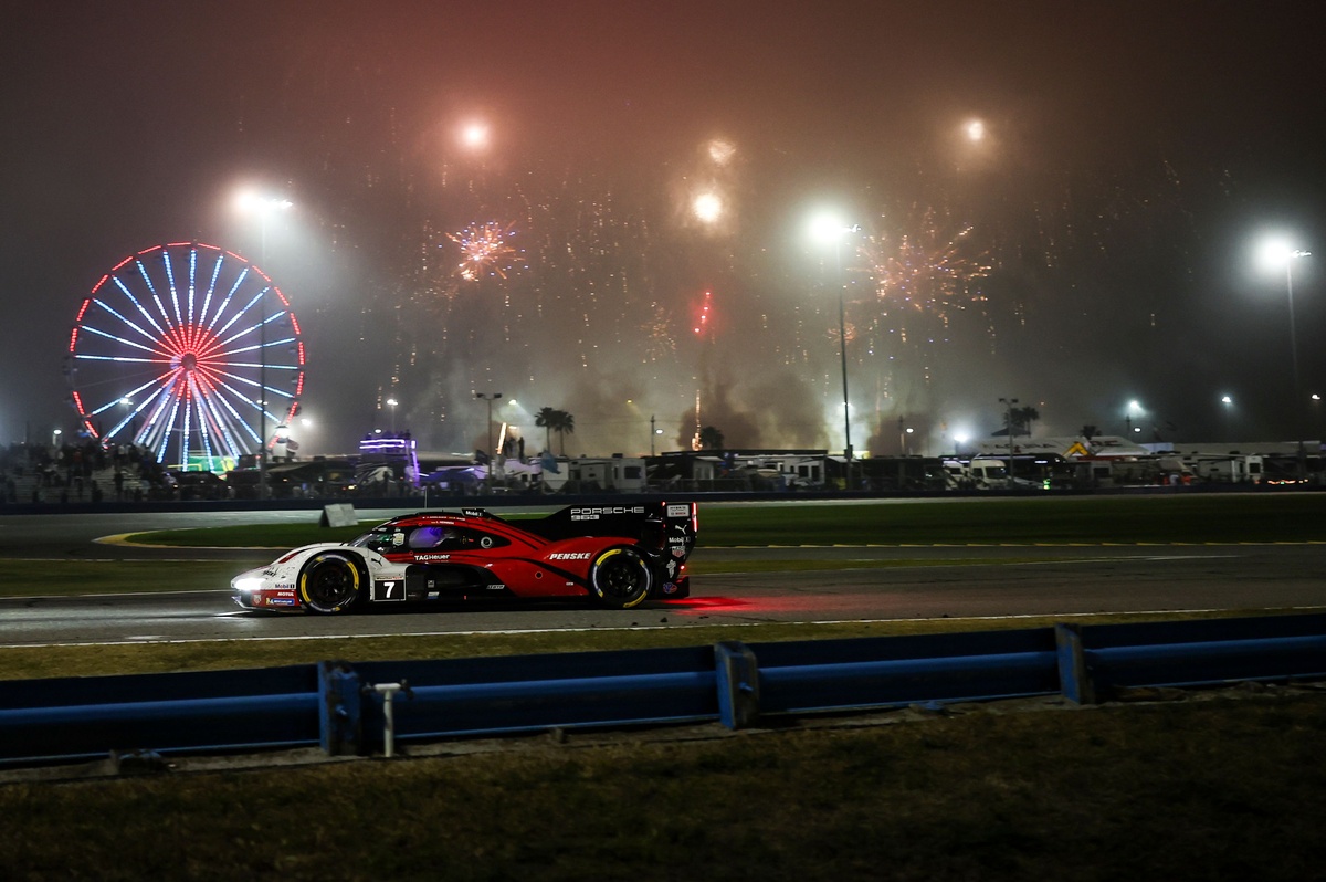 Rolex 24, Hour 12: Fog halts green-flag running as Porsche remains in control