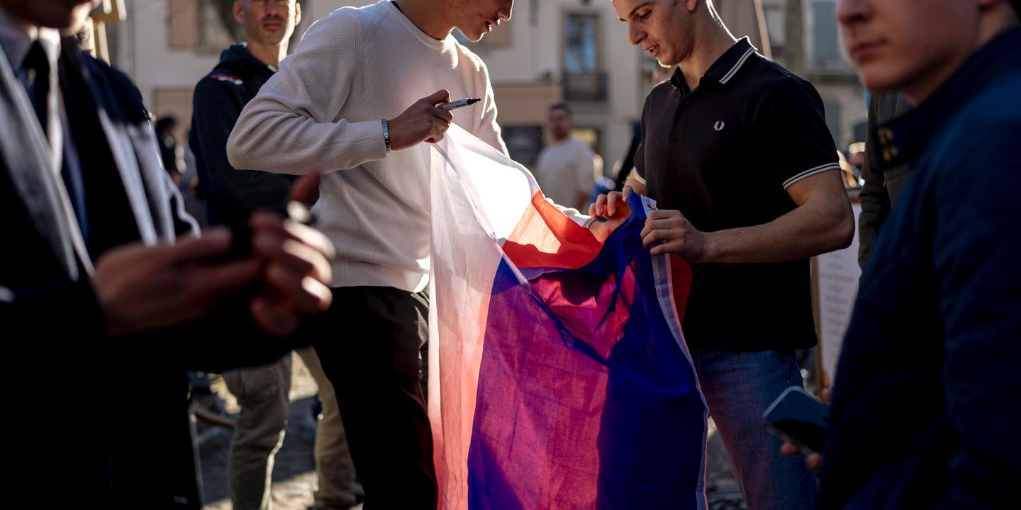 Poll: Facing political disarray, French voters turn inward