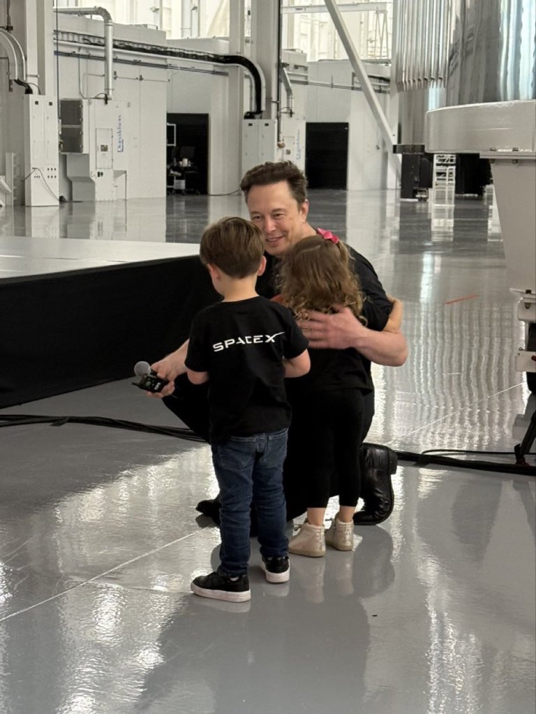 RT by @elonmusk: "Having kids means you will do anything to ensure that they live and are happy, for you love them more than your own life a thousand times over." 一 Elon Musk pic.