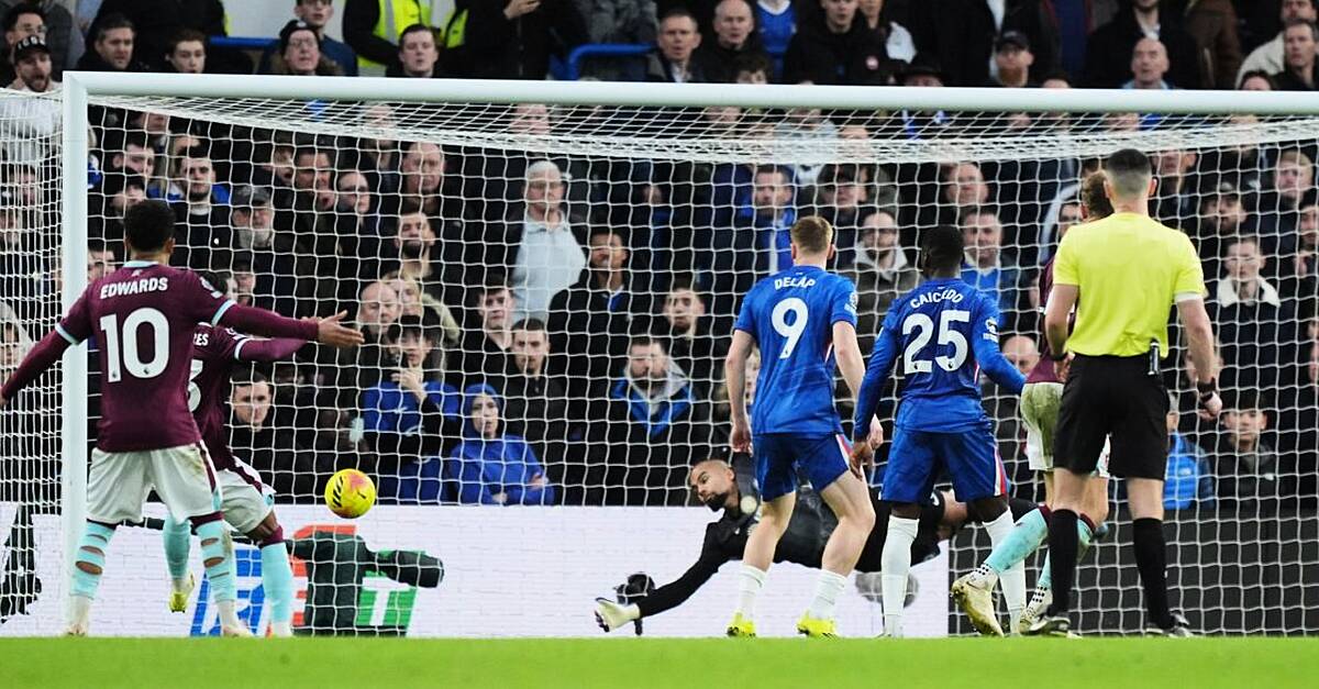 Zian Flemming scores late equaliser as Burnley draw with 10-man Chelsea