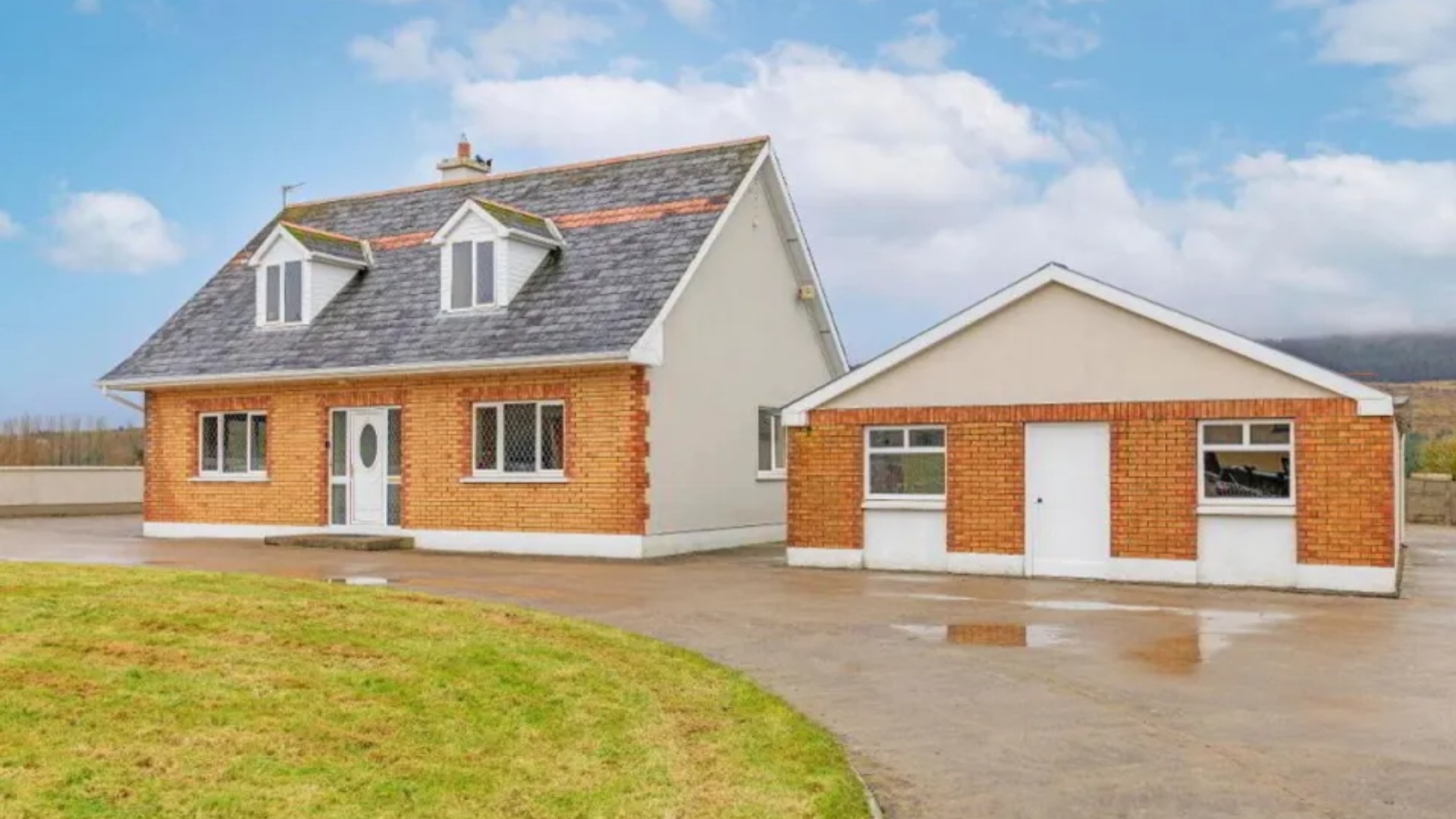 Inside ‘attractive’ family detached home on Irish market for €290k and it boasts ‘ample outdoor space’ in b...