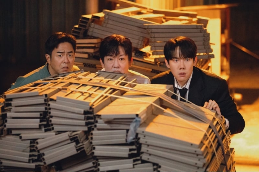 Yoo Yeon Seok Goes From Terrified Lawyer To Fearless Gangster In “Phantom Lawyer”