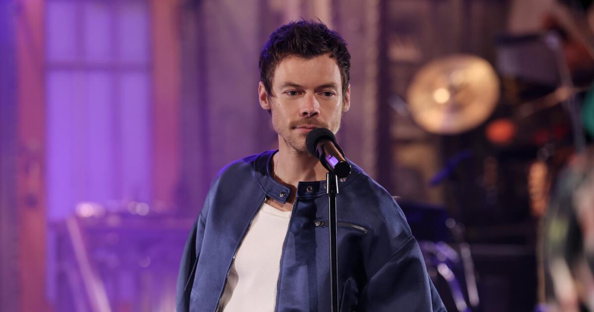 Harry Styles returned to charm at 'SNL,' and he's definitely not 'queerbaiting'