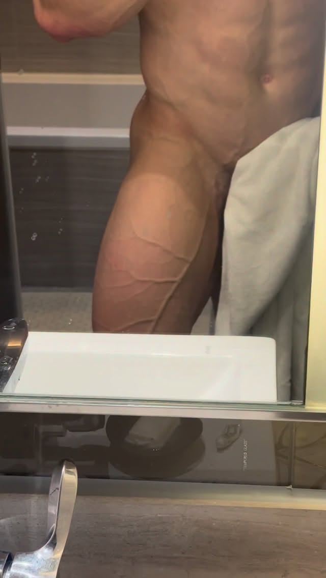 你們的目光在哪？是認真看肌肉線條？還是看有沒有曝光？ 留言告訴我啊🙈 #ifbbpro #body #健身 #健身教練 #muscle