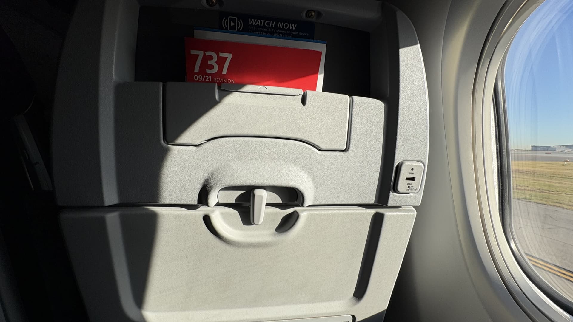 American is 'seriously considering' bringing back seat-back screens to narrow-body fleet, in in-flight revamp