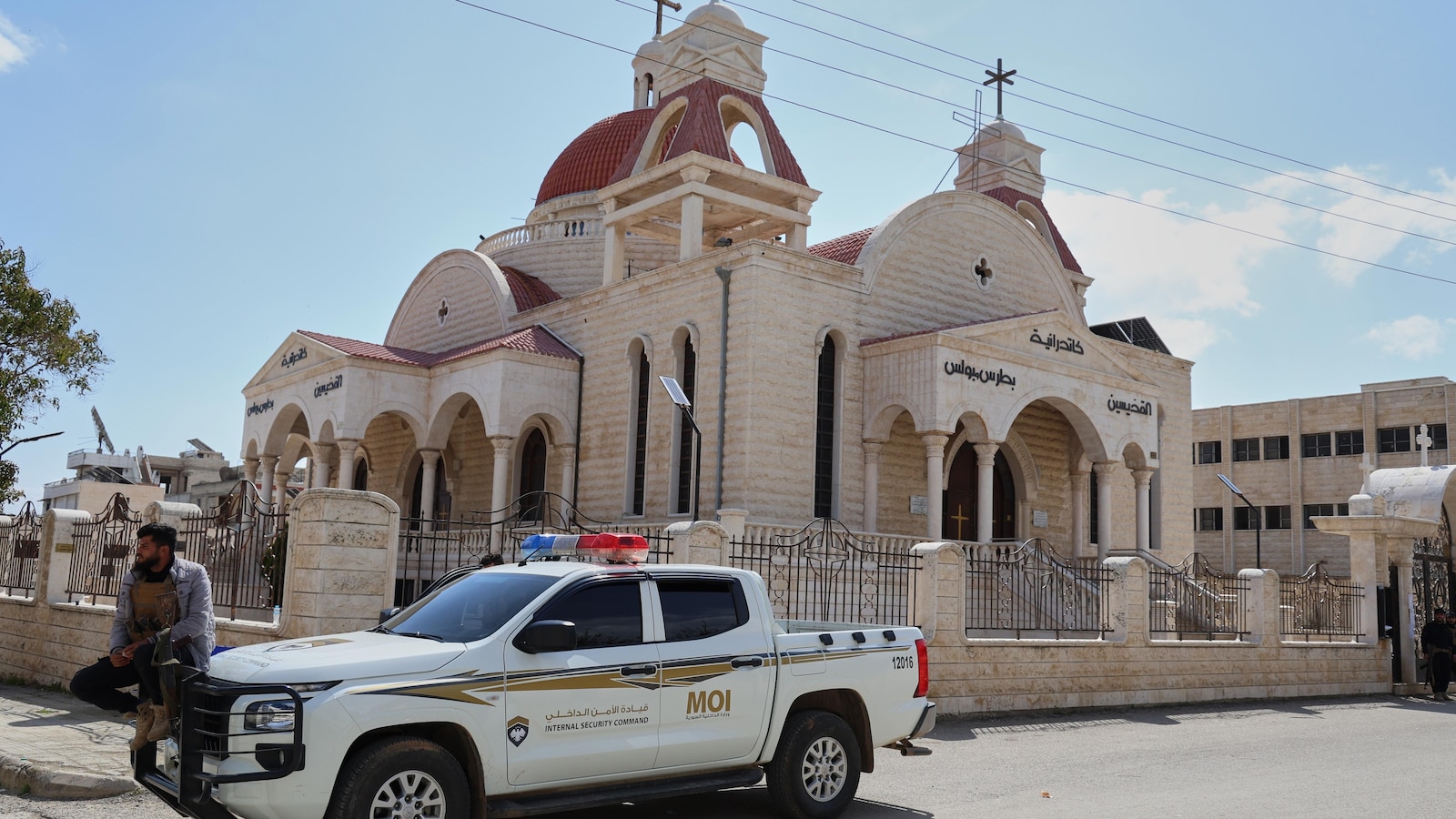 Sectarian attacks rock a Christian town in Syria after a dispute