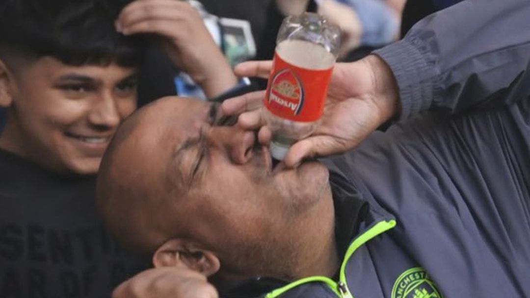 🍼 Bottle job? Fan celebrates with Arsenal taunt