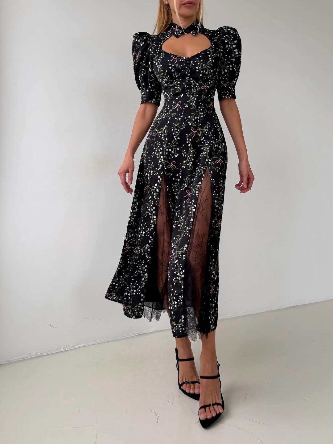 Весеннее платье, в котором фигура выглядит легче и стройнее. Посадка собирает талию и делает силуэт аккуратнее. Декольте...