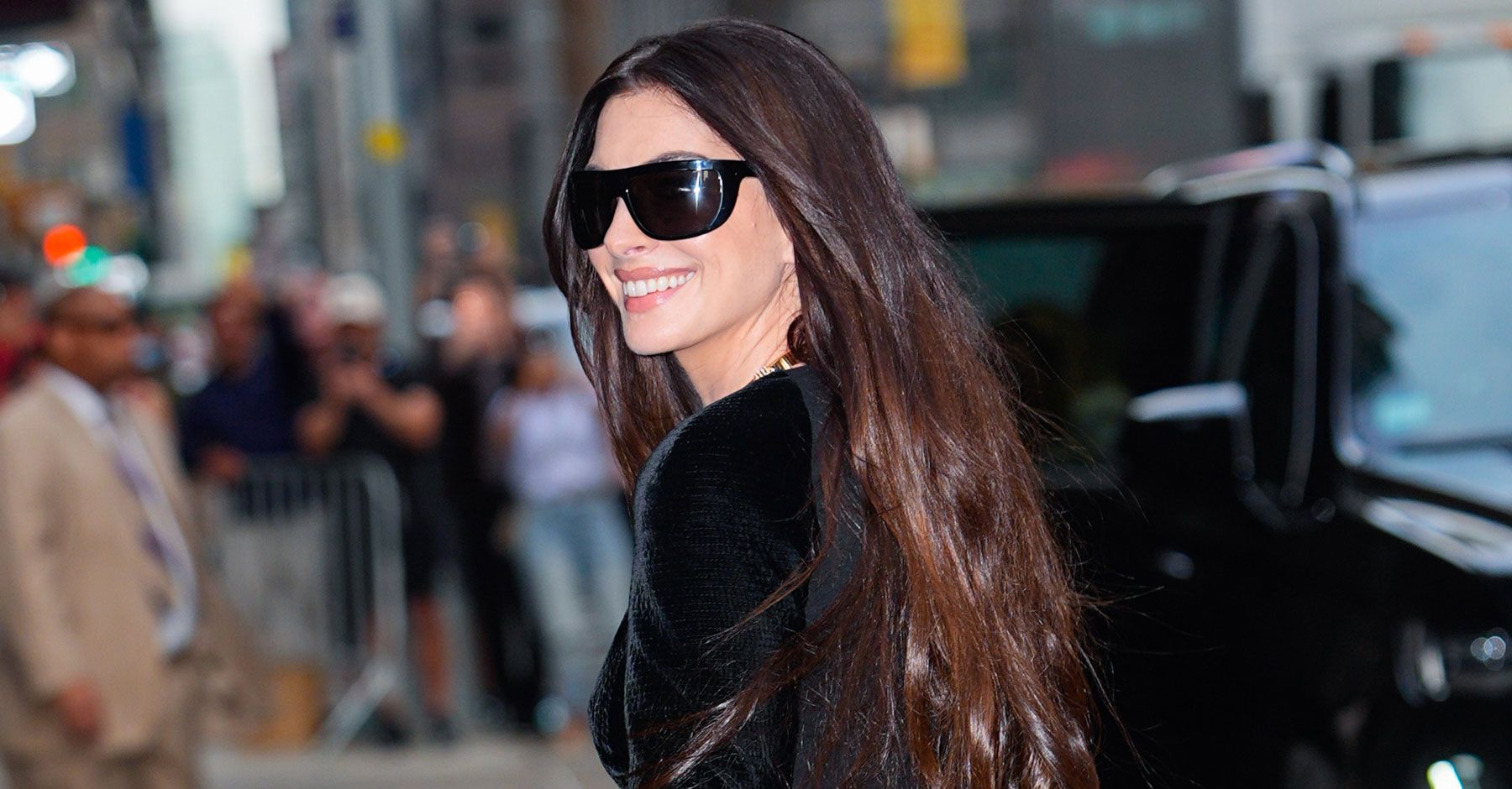 Crossbody Bags Are So 2006 Andy Sachs—Anne Hathaway's New Purse Trend Is Much More Current