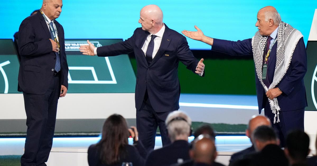 Fifa boss tries to force Palestine to pose for picture with Israel